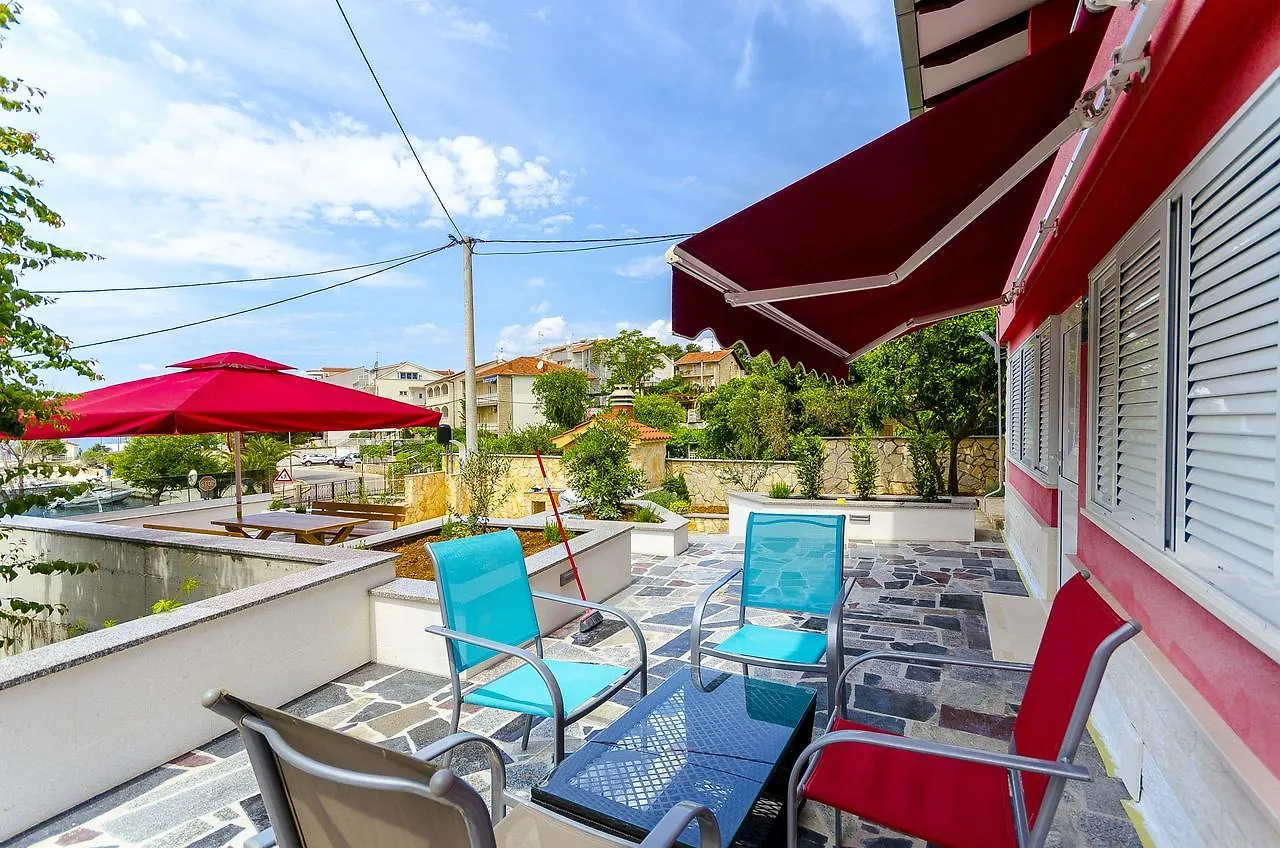 Apartments Karlo Trogir 0*,